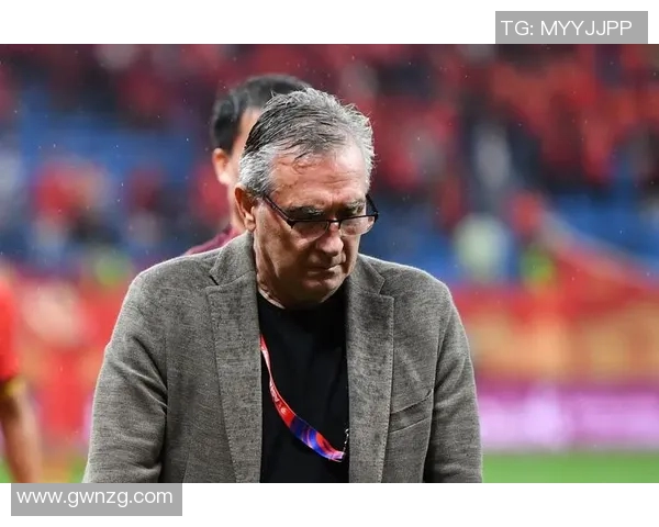 黄静的足球人生:从草根球员到职业教练的深度对话与成长历程 黄静的足球人生:从草根球员到职业教练的深度对话与成长历程